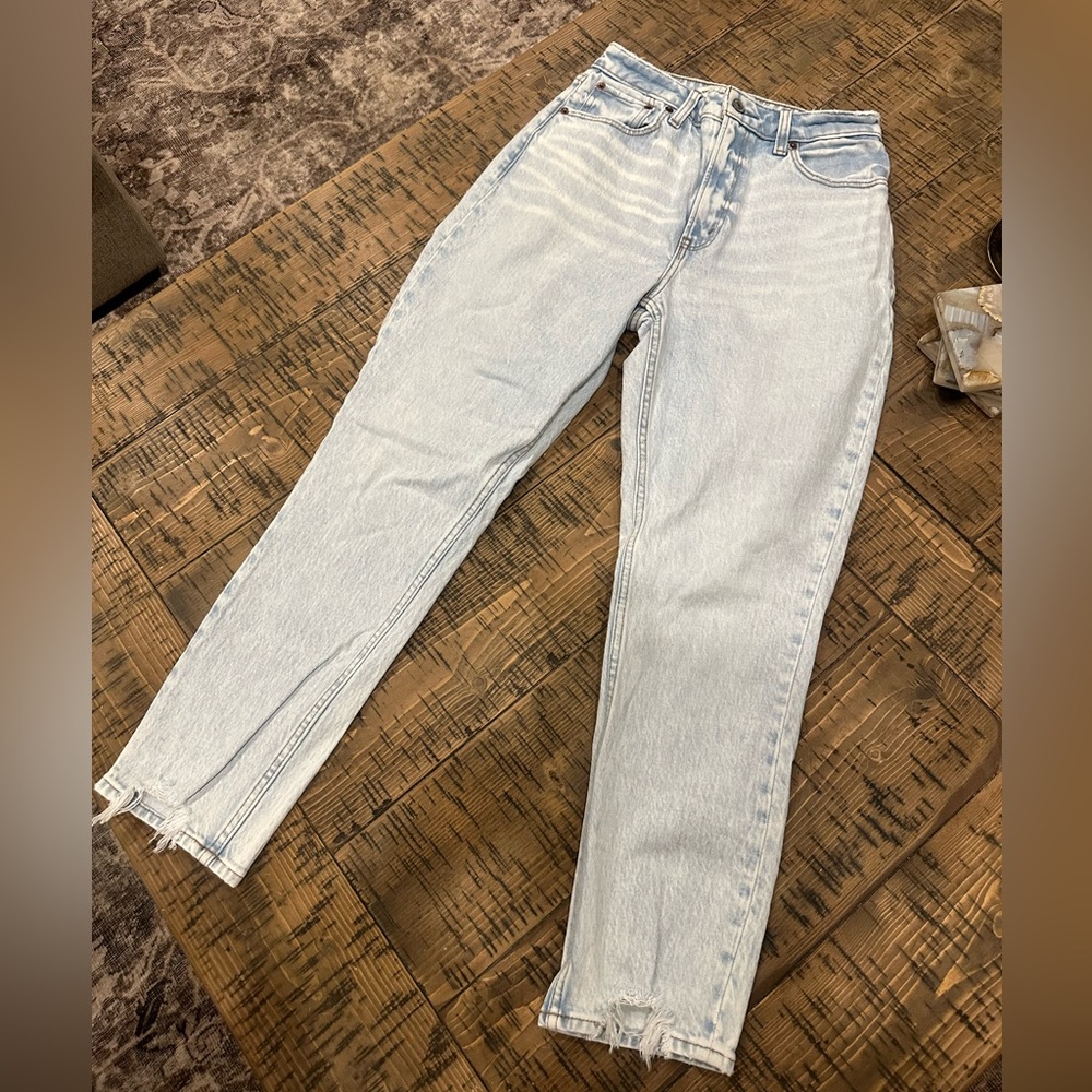 Abercrombie & Fitch The Mom High Rise Curve Love Jeans